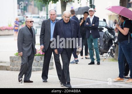 Claude Brasseur et Pierre Benichou arrivare ai funerali dell'attore Claude Rich a Saint-Pierre-Saint-Paul d'Orgeval chiesa, Francia, il 26 luglio 2017. Foto di Nasser Berzane/ABACAPRESS.COM Foto Stock