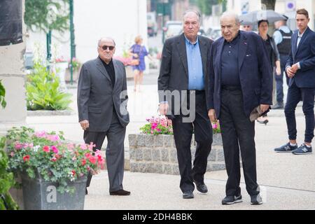 Claude Brasseur et Pierre Benichou arrivare ai funerali dell'attore Claude Rich a Saint-Pierre-Saint-Paul d'Orgeval chiesa, Francia, il 26 luglio 2017. Foto di Nasser Berzane/ABACAPRESS.COM Foto Stock