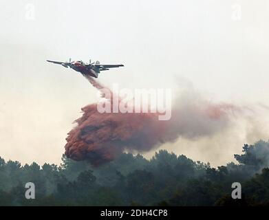 Un aereo antincendio fa cadere l'acqua su un incendio a Sainte-Cezaire-sur-Siane, nel sud-est della Francia, il 1 agosto 2017. Foto di Patrick Clemente/ABACAPRESS.COM Foto Stock