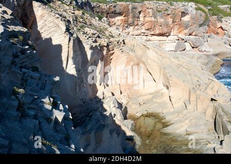 Vista panoramica, vecchia cava abbandonata, di blocchi di pietra marés, sulla scogliera del Mediterraneo, Foto Stock