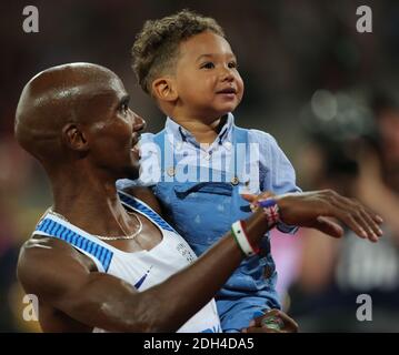 Il Gran Bretagna Mo Farah festeggia con suo figlio Hussein dopo aver vinto i 10.000 m di uomini durante il giorno uno dei Campionati Mondiali IAAF 2017 allo Stadio di Londra, Regno Unito, il 4 agosto 2017. Foto di Giuliano Bevilacqua/ABACAPRESS.COM Foto Stock