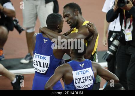 Usain Bolt della Giamaica si congratula con Justin Gatlin, vincitore degli Stati Uniti, mentre Christian Coleman si occupa del secondo posto dopo la finale di 100m degli uomini durante il secondo giorno dei Campionati mondiali IAAF 2017 allo stadio di Londra, Regno Unito, sabato 5 agosto 2017. Foto di Henri Szwarc/ABACAPRESS.COM Foto Stock