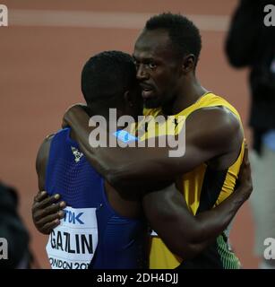 L'Usain Bolt della Giamaica si congratula con Justin Gatlin, vincitore degli Stati Uniti, dopo la finale di 100 m maschile, durante il secondo giorno dei Campionati Mondiali IAAF 2017 allo stadio di Londra, Regno Unito, sabato 5 agosto 2017. Foto di Giuliano Bevilacqua/ABACAPRESS.COM Foto Stock