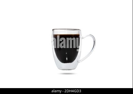 caffè nero in tazza trasparente isolato su sfondo bianco Foto Stock