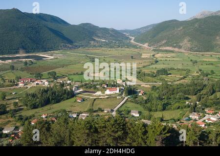 vista aerea di un villaggio in un'idilliaca valle greca Foto Stock