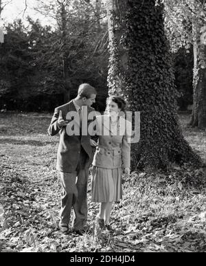 La Principessa Elisabetta e il Duca di Edimburgo camminando nei terreni di Broadlands, la casa dello zio del Duca, conte Mountbatten, durante la loro luna di miele, Foto Stock