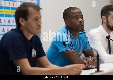 Il capo allenatore di Marsiglia Rudi Garcia e il difensore Patrice Evra tengono una conferenza stampa allo stadio del Velodrome di Marsiglia, nella Francia sudorientale, il 23 agosto 2017 alla vigilia della partita di calcio della UEFA Europa League tra Olympique de Marseille e NK Domzale. Foto di Guillaume Chagnard/ABACAPRESS.COM Foto Stock