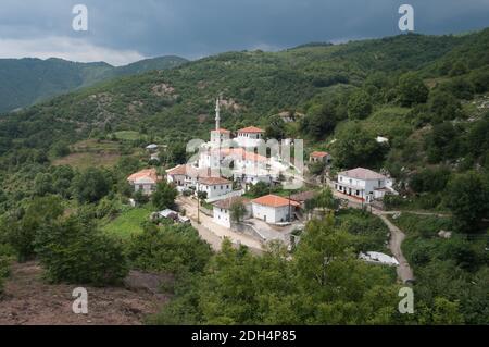 Colori piatti/opachi !!!!!!!!! La moschea Sariyerkoy nel villaggio Kidaris, un villaggio di pomak di minoranza musulman nella Tracia Grecia tra i monti R. Foto Stock