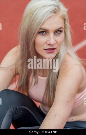 Un atleta del giovane istituto universitario di atletica si prepara per UN incontro di pista Presso un'Università Foto Stock