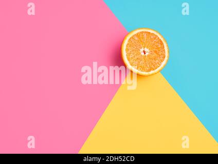 Arancione su geometria astratta carta colorata trama minimalismo sfondo Foto Stock