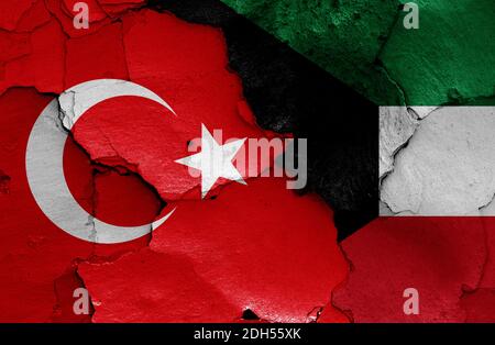 Bandiere di Turchia e Kuwait dipinte su pareti incrinate Foto Stock