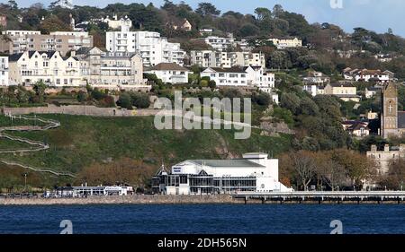 Torquay, Devon: Princess Theatre (in fondo al litorale), la città e Royal Terrace Gardens (Rock Walk) Foto Stock