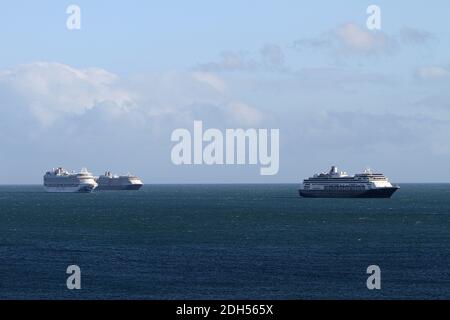 Torbay, Devon, Inghilterra: I liner, Emerald Princess, Zaandam, Volendam e Westerdam ormeggiate nella baia a causa della pandemia di covidi/coronavirus. Foto Stock