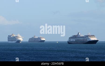 Torbay, Devon, Inghilterra: La nave da crociera Emerald Princess, più le navi da crociera Holland America Line, MS Zaandam e MS Westerdam ormeggiate a Torbay. Foto Stock