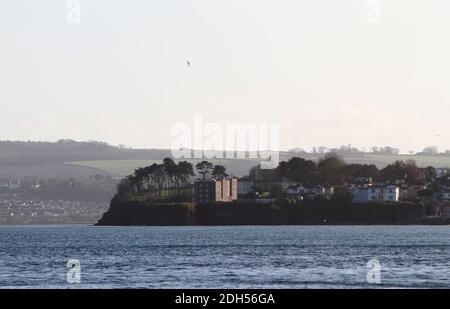 Roundham Head, Paignton, Devon, Inghilterra: Luce del sole nel tardo pomeriggio su Roundham Head - visto dall'altra parte di Torbay. Foto Stock