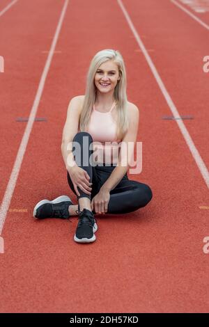 Un atleta del giovane istituto universitario di atletica si prepara per UN incontro di pista Presso un'Università Foto Stock