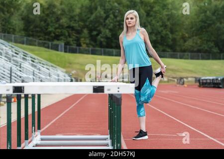 Un atleta del giovane istituto universitario di atletica si prepara per UN incontro di pista Presso un'Università Foto Stock