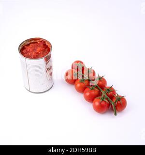 Il passaggio dalla frutta alla salsa di pomodoro in una lattina can Foto Stock