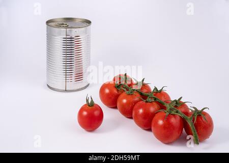 Il passaggio dalla frutta alla salsa di pomodoro in una lattina can Foto Stock