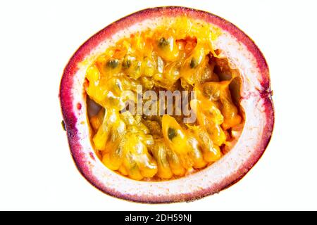 Metà del frutto della Passione isolato su sfondo bianco Foto Stock