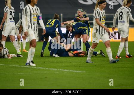 Torino, Italia. 09 dicembre 2020. Olympique Lyonnais festeggia durante la partita della UEFA Women's Champions League tra Juventus e Lione allo stadio Allianz il 09 dicembre 2020 a Torino (Foto di Alberto Gandolfo/Pacific Press) Credit: Pacific Press Media Production Corp./Alamy Live News Foto Stock