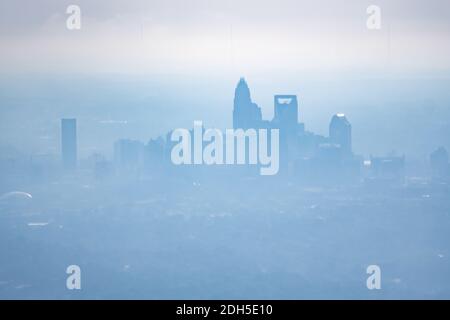 Il sole sorge la mattina presto sullo skyline di charlotte visto dall'aereo Foto Stock