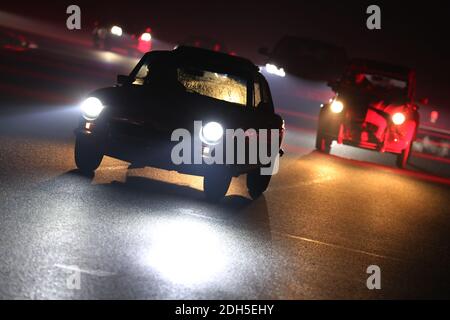 Silverstone, Northamptonshire. 9 dicembre 2020. Jakob Ebrey/Alamy Live News. Per la prima volta i membri del pubblico si sono recati sul circuito del Gran Premio di Silverstone per provare un'esperienza a tema natalizio con uno spettacolo laser e di luci. Credit: Jakob Ebrey/Alamy Live News Foto Stock