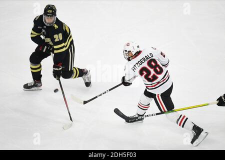 Omaha, NE, Stati Uniti. 9 dicembre 2020 Western Michigan Broncos Forward Jamie Rome (20) tenta di bloccare un St. Cloud state Huskies Forward Kevin Fitzgerald (28) girato durante una partita di hockey maschile della NCAA D1 tra la Western Michigan University Brocos e la St. Cloud state University Huskies presso la Baxter Arena di Omaha, Nebraska, sede della NCHC ''Pod'', dove le prime 38 partite della National Collegiate Hockey Conference vengono giocate in condizioni sicure per proteggersi dal Covid-19. Il Michigan occidentale ha vinto 2-1. Credit: CAL Sport Media/Alamy Live News Foto Stock