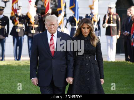 Il presidente DEGLI STATI UNITI Donald Trump e la First Lady Melania Trump, insieme al personale della Casa Bianca, partecipano a un momento di silenzio in occasione del 16° anniversario degli attacchi terroristici del 11 settembre contro gli Stati Uniti, alla Casa Bianca il 11 settembre 2017 a Washington, DC. Foto di Olivier Douliery/Abaca Foto Stock