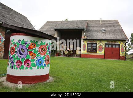 NO WEB/NO APPS - un cottage nel villaggio dipinto di Zalipie, Polonia il 2 settembre 2017. Situato a 100 km da Cracovia, vicino alla confluenza dei fiumi WisÅ‚a e Dunajec, Zalipie è un tranquillo villaggio agricolo, molto unico a causa di colorati dipinti floreali su tutte le pareti di case in legno, recinzioni, pozzi, che ti fa sentire come in una favola. Dalla fine del 19 ° secolo, le donne di Zalipie hanno dipinto le loro case dentro e fuori con motivi floreali e luminosi. L'usanza si è sviluppata nei giorni prima dei camini quando il fumo dai focolare del cottage lentamente annerirebbe il Foto Stock