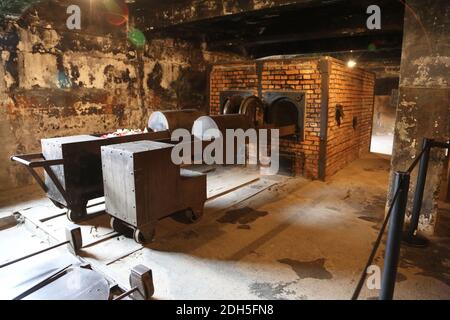 Interno del crematorio di Auschwitz i, nei campi di concentramento nazisti di Auschwitz-Birkenau, Polonia, il 3 settembre 2017. Il campo di concentramento di Auschwitz era una rete di campi di concentramento nazisti tedeschi e di sterminio costruiti e gestiti dal terzo Reich nelle aree polacche annesse dalla Germania nazista durante la seconda guerra mondiale. Esso consisteva di Auschwitz i (il campo originale), Auschwitz II-Birkenau (un campo di concentramento/sterminio combinato), Auschwitz II-Monowitz (un campo di lavoro per il personale di una fabbrica IG Farben), e 45 campi satellite. Nel settembre 1941, Auschwitz II-Birkenau andò a Beco Foto Stock