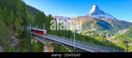 Zermatt, Svizzera. Treno Gornergrat sul ponte Foto Stock