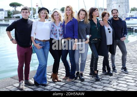 Alexandre Brasseur, Ingrid Chauvin, Samy Gharbi, Charlotte Valandrey, Anne Caillon, Clement Remiens, Juliette Tresanini, Lorie pester et Maud Baecker assistent a un photocall pour le film Demain nous Apparient Lors du 4eme Jour du 19e Festival de la Fiction TV Francophone de la Rochelle, la Rochelle Francia le 16 Settembre 2017. Foto di Aurore Marechal/ABACAPRESS.COM Foto Stock