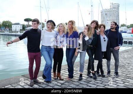 Alexandre Brasseur, Ingrid Chauvin, Samy Gharbi, Charlotte Valandrey, Anne Caillon, Clement Remiens, Juliette Tresanini, Lorie pester et Maud Baecker assistent a un photocall pour le film Demain nous Apparient Lors du 4eme Jour du 19e Festival de la Fiction TV Francophone de la Rochelle, la Rochelle Francia le 16 Settembre 2017. Foto di Aurore Marechal/ABACAPRESS.COM Foto Stock