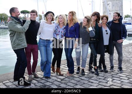 Alexandre Brasseur, Ingrid Chauvin, Samy Gharbi, Charlotte Valandrey, Anne Caillon, Clement Remiens, Juliette Tresanini, Lorie pester et Maud Baecker assistent a un photocall pour le film Demain nous Apparient Lors du 4eme Jour du 19e Festival de la Fiction TV Francophone de la Rochelle, la Rochelle Francia le 16 Settembre 2017. Foto di Aurore Marechal/ABACAPRESS.COM Foto Stock