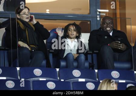 Famiglia Kylian Mbappe di PSG: Da sinistra a destra con la madre Fayza Lamari, fratello Ethan e padre Wilfried durante la prima partita di calcio della Lega francese, PSG vs Lione a Parc des Princes, Francia, il 17 settembre 2017.PSG ha vinto 2-0. Foto di Henri Szwarc/ABACAPRESS.COM Foto Stock