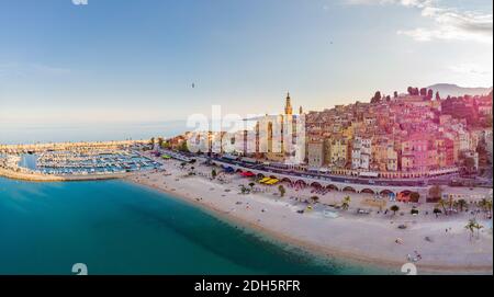 Vista sulla parte vecchia di Menton, Provenza-Alpi-Costa Azzurra, Francia. Foto Stock