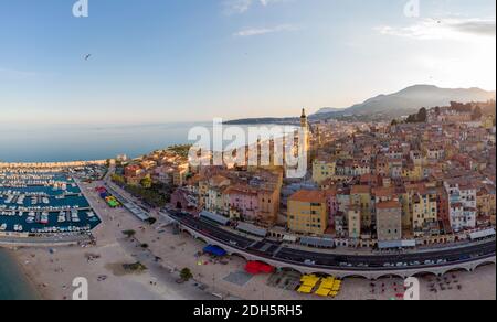 Vista sulla parte vecchia di Menton, Provenza-Alpi-Costa Azzurra, Francia. Foto Stock