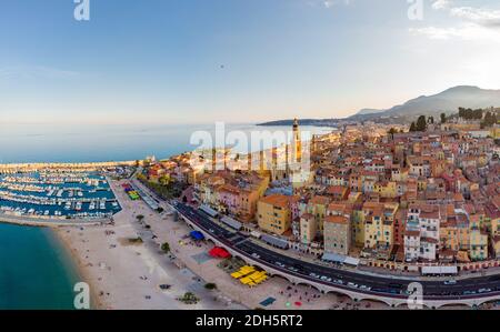 Vista sulla parte vecchia di Menton, Provenza-Alpi-Costa Azzurra, Francia. Foto Stock