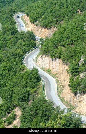 Vista aerea di automobili stanno attraversando una strada di montagna Foto Stock