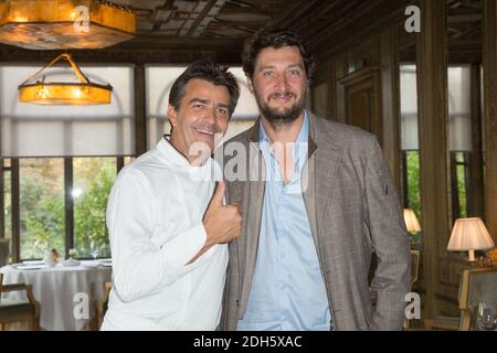 L'artiste Olivier Masmonteil et le chef étoilé Yannick Alléno à lâ€™occasione des 225 ans du Pavillon Ledoyen, Yannick Alléno a commissionné lâ€™artiste contemporain Olivier Masmonteil pour créer une toile monumentale, unique et pérenne, qui sera posée sur le plesafur lâ dâ€ à™de™ Francia le 20 settembre 2017. Foto di Nasser Berzane/ABACAPRESS.COM Foto Stock