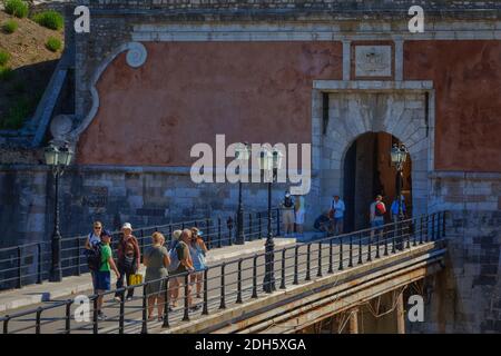 Antico ingresso alla fortezza veneziana nella città di Corfù, Grecia Foto Stock