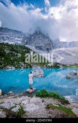 Lago verde blu nelle Dolomiti,splendido lago Sorapis Lago di Sorapis nelle Dolomiti, meta turistica molto apprezzata in Ital Foto Stock