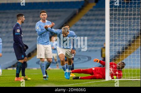 Manchester, Regno Unito. 10 dicembre 2020. Sergio Aguero (2° R) di Manchester City festeggia dopo aver segnato il secondo gol durante la partita della UEFA Champions League tra il Manchester City FC e l'Olympique de Marseille FC allo stadio Etihad di Manchester, in Gran Bretagna, il 9 dicembre 2020. Credit: Xinhua/Alamy Live News Foto Stock