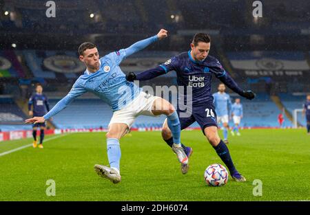 Manchester, Regno Unito. 10 dicembre 2020. Il Phil Foden (L) di Manchester City vieta con Florian Thauvin dell'Olympique de Marseille durante la partita della UEFA Champions League tra il Manchester City FC e l'Olympique de Marseille FC allo stadio Etihad di Manchester, in Gran Bretagna, il 9 dicembre 2020. Credit: Xinhua/Alamy Live News Foto Stock