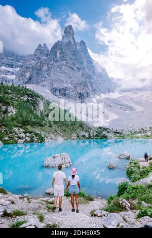 Coppia visitare il lago verde blu nelle Dolomiti italiane,bellissimo Lago Sorapis Lago di Sorapis nelle Dolomiti, popolare viaggio de Foto Stock