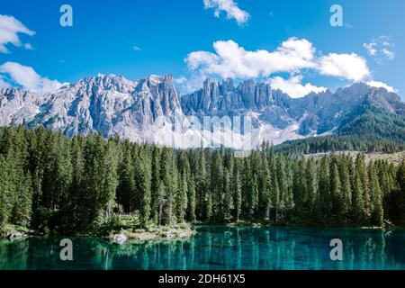 Lago di Bleu nelle dolomiti Italia, lago di Carezza Lago di Carezza, Karersee con il Monte Latemar, provincia di Bolzano, Alto adige, Ital Foto Stock