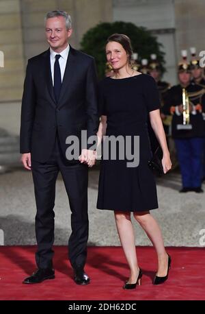 Bruno le Maire e la moglie Pauline Doussau de Bazignan arrivano per una cena di stato in onore del presidente libanese Aoun al palazzo Elysee a Parigi, Francia, 25 settembre 2017. Foto di Christian Liegi/ABACAPRESS.COM Foto Stock