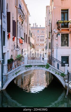 Bella strada veneziana nel giorno d'estate, Italia Venezia Foto Stock
