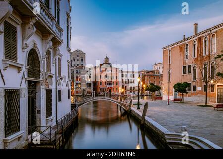 Bella strada veneziana nel giorno d'estate, Italia Venezia Foto Stock